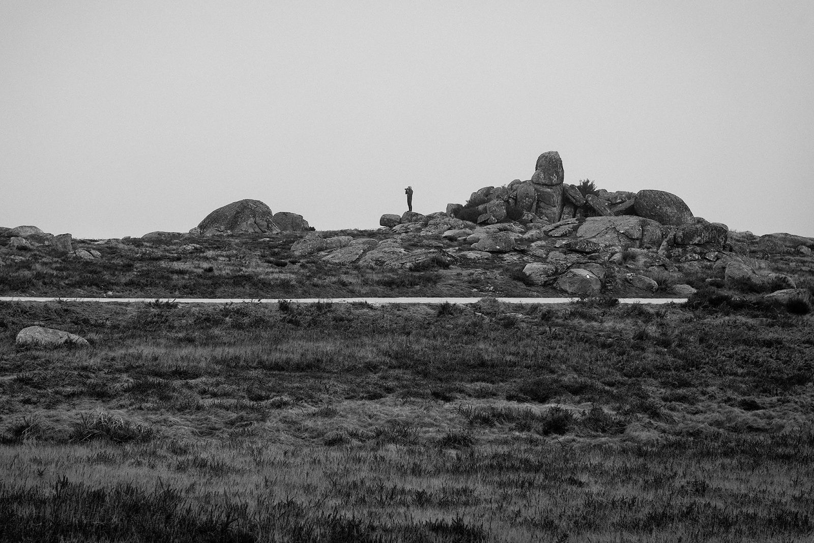 Nelson d'Aires na paisagem da serra de Montemuro. Fotografia de Nuno Couto Soares